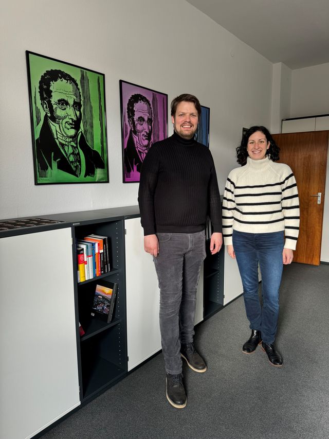 Philipp Lotter, Bürgermeister in Hausen, und Sarah Hagmann, MdL, vor Pop Art Bildern von Johann Peter Hebel