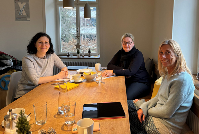 Sarah Hagmann, sitzt bei einer Tasse Kaffee, zusammen mit Angelika Mauch und Stefanie Fröscheis am Tisch im Familienzentrum