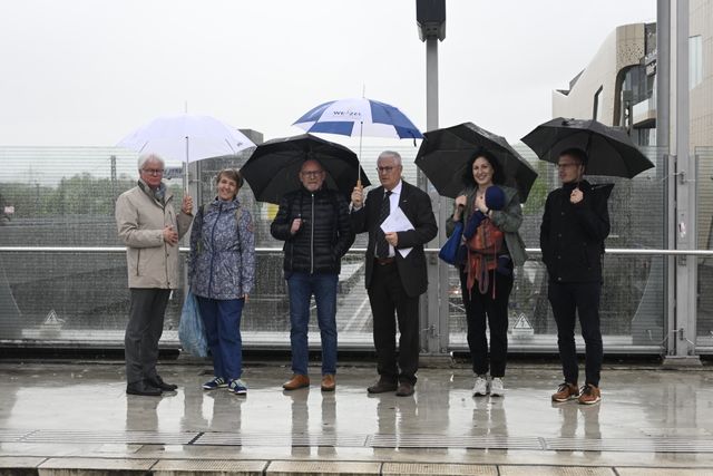 1. Bürgermeister Koger, Verkehrsminister Hermann, OB Dietz und Sarah Hagmann an der Tramhaltestelle in Weil am Rhein