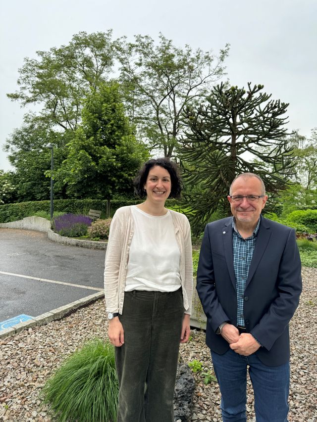 Sarah Hagmann im Austausch mit Bürgermeister Friebolin in Eimeldingen