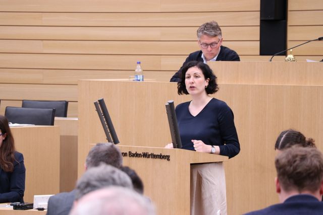 Sarah Hagmann, MdL, steht am Redner:innenpult im Landtag von Baden-Württemberg bei der Plenarsitzung vom 12.06.2024